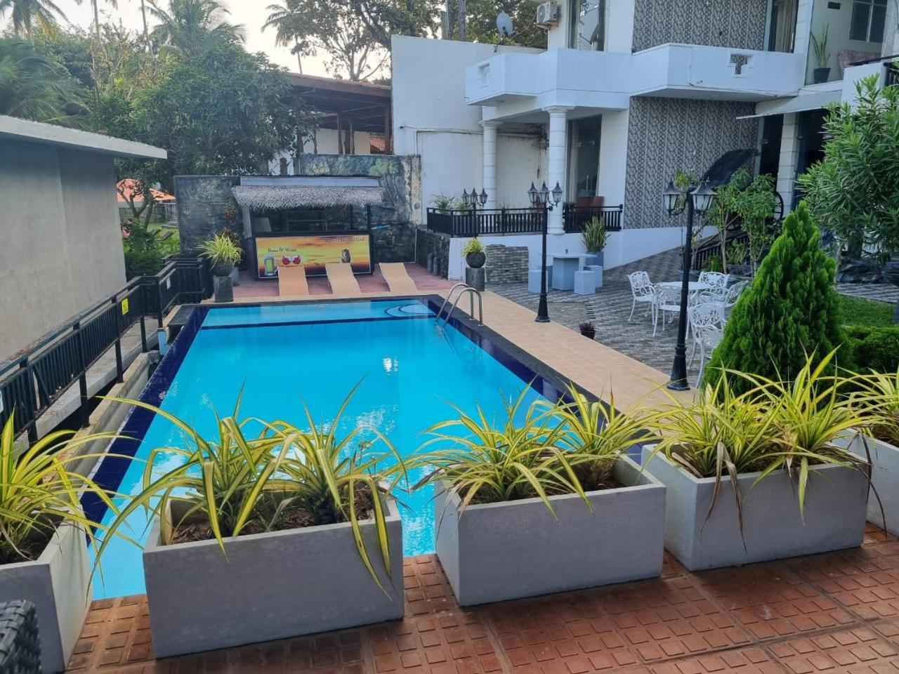 Queens Beach Hotel Tangalle Exterior photo
